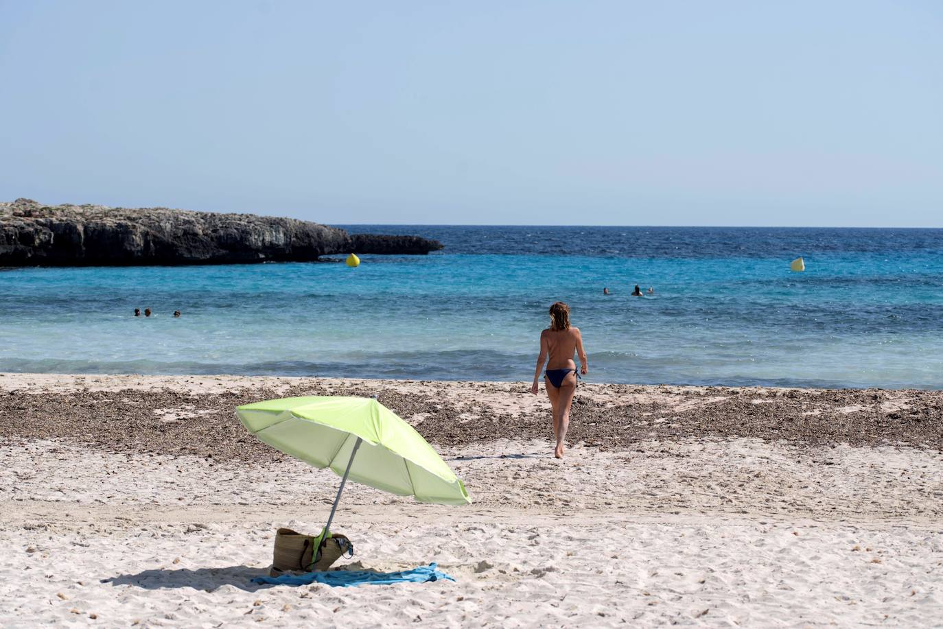 Playa casi vacía en Menorca este verano 