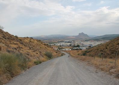 Imagen secundaria 1 - 1. El inicio de la ruta está junto al Puente de los Remedios. Carril por el que hay que subir durante un kilómetro. Vista de Antequera antes de llegar all depósito de agua.