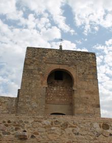 Imagen secundaria 2 - Senda estrecha por la que se abandona el carril de tierra. Este camino llega hasta el cauce del río de la Villa, donde confluye con otra ruta. 8. Puerta de Málaga y ermita de la Virgen de la Espera.