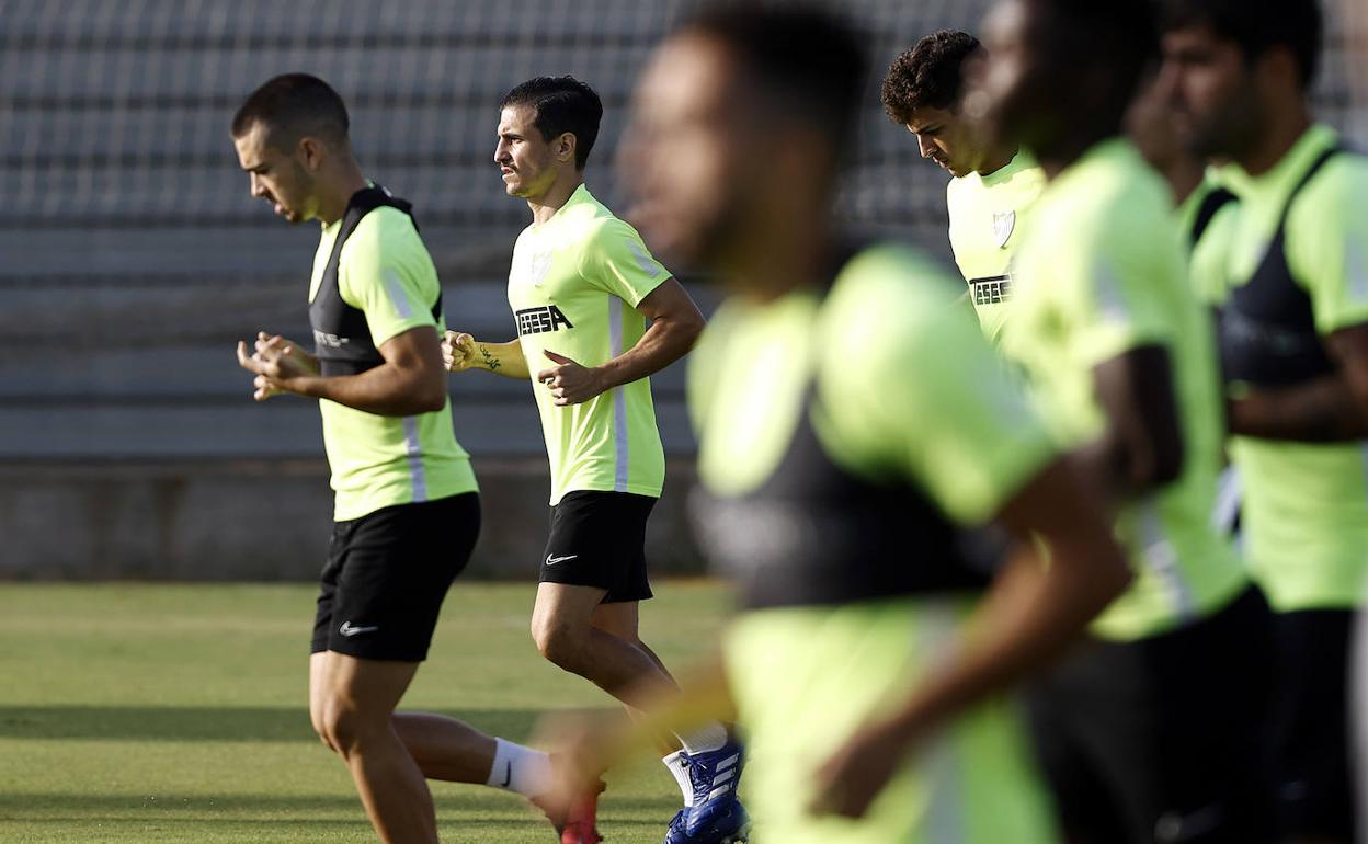 La plantilla malaguista se ejercitó esta mañana sin saber aún cuándo se jugaría ante el Castellón. 