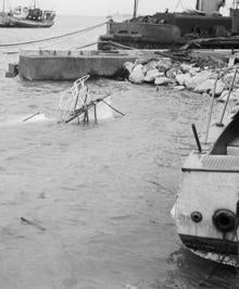 Imagen secundaria 2 - Destrozos en el muelle de Levante.Imagen del Parque de Málaga. Embarcaciones hundidas