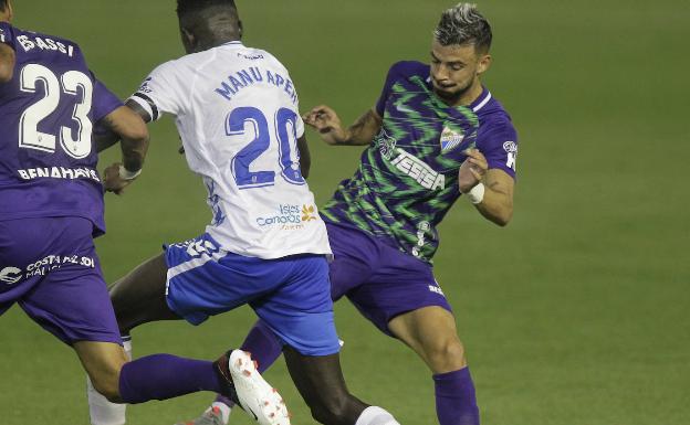 Cristian, el domingo en Tenerife en un lance con Apeh. 