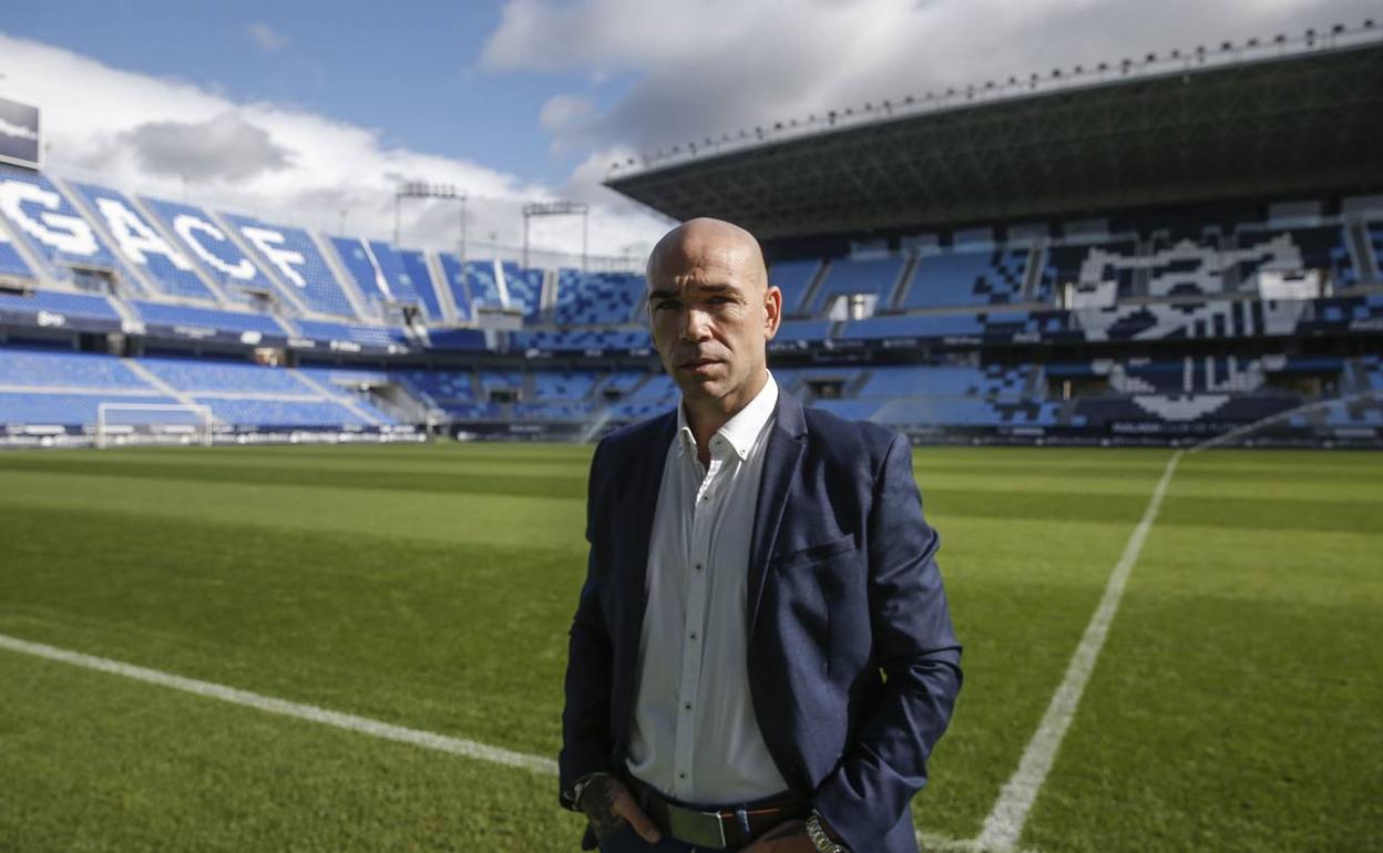 Manolo Gaspar posa para SUR en La Rosaleda. 