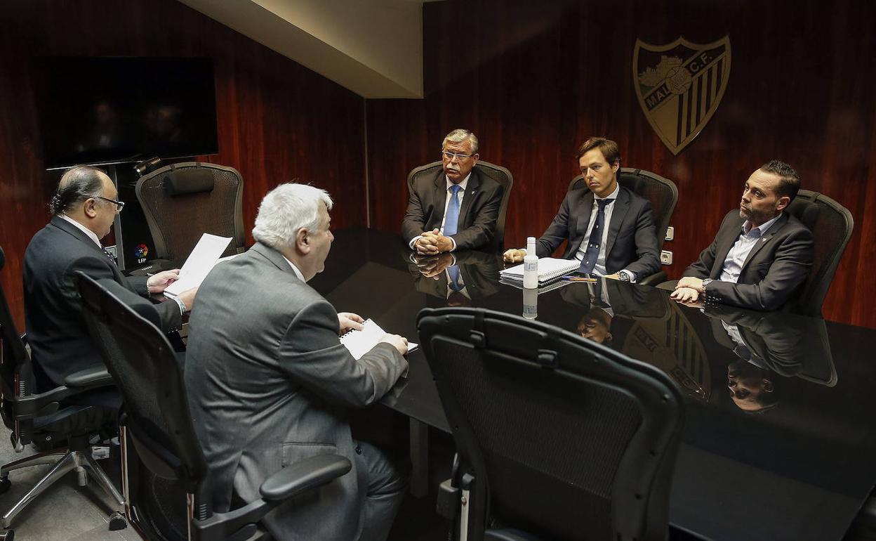 La junta de accionistas de 2016, en una sala de reuniones de las oficinas de La Rosaleda. 