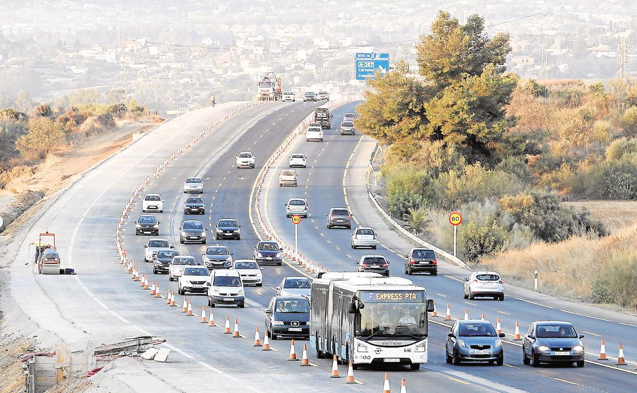 Obras para crear el carril Bus-Vao en el acceso al PTA desde la autovía del Guadalhorce. 