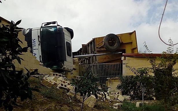 Imagen principal - Un camión cargado de tierra vuelca y destroza instalaciones de la Protectora de Málaga