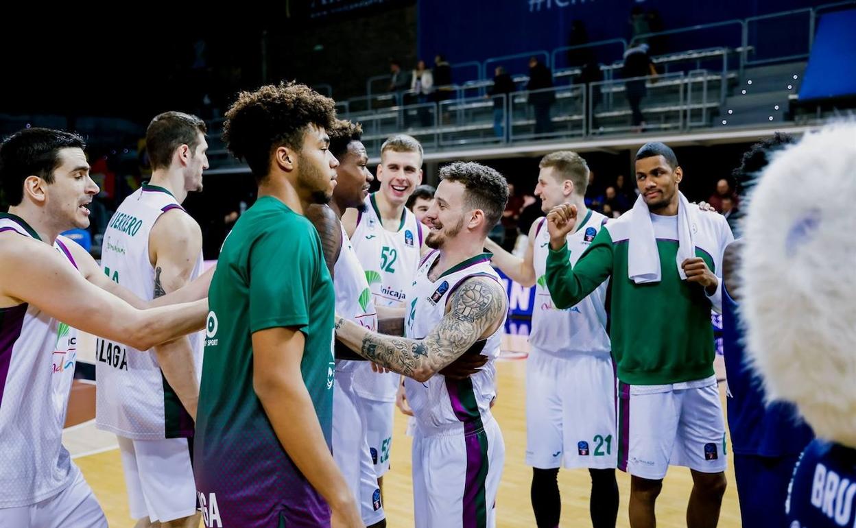 Los jugadores del Unicaja celebran la pasada campaña una victoria en un partido de la Eurocup. 