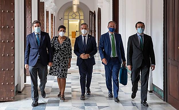 Los consejeros de Hacienda de Castilla-León, Ceuta, Andalucía, Murcia y Madrid, ayer en San Telmo. Julio Muñoz. 