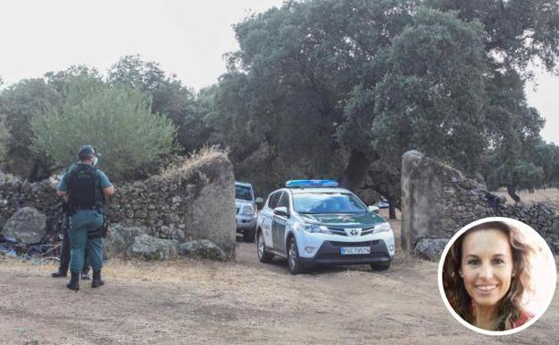 Agentes de la Guardia Civil controlan el acceso a la finca 'La Dehesa', donde aparecieron restos humanos ayer. 