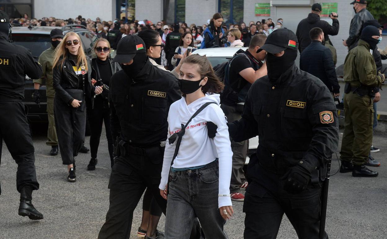 Una de las 300 detenidas en las protestas. 