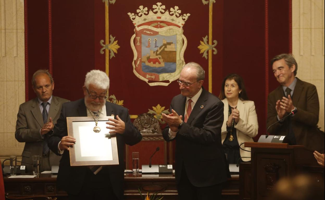 De la Torre entrega la Medalla de la Ciudad a la asociación de la memoria histórica de Málaga.