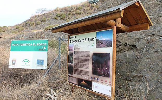 Imagen principal - Arriba, panel indicativo de la ruta. Abajo, a la izquierda, vista de El Borge, y, a la derecha, de Cútar.
