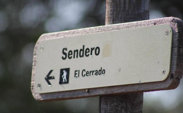 Imagen principal - Arriba, el sendero está homologado y bien señalizado. Abajo, a la izquierda, el hotel Humaina se ve así en el ecuador de la ruta, y, a la derecha, vista de Málaga junto al mirador del Cochino.