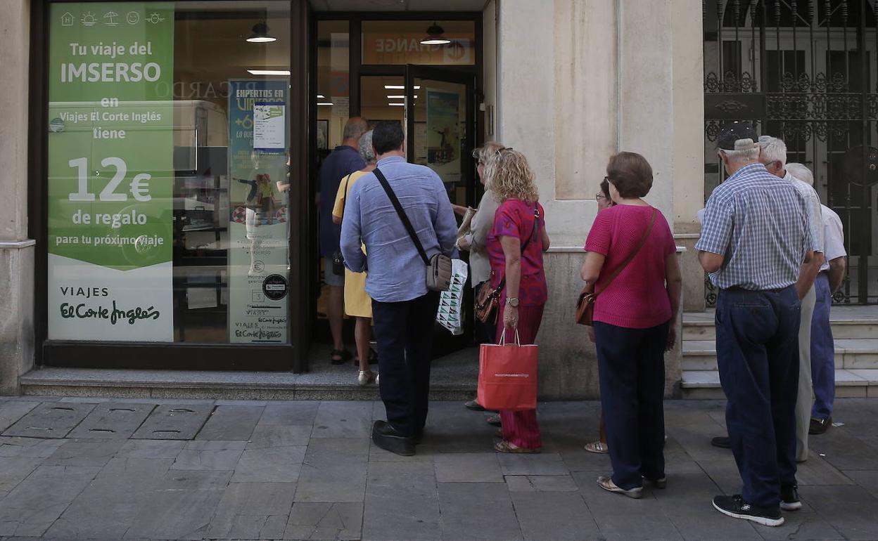 Imagen de archivo de beneficiarios del Imserso a las puertas de una agencia de viajes.