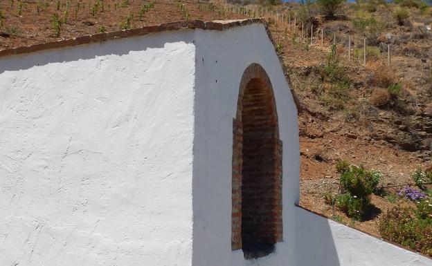 Imagen principal - Arriba, esta fuente, conocida también cono la de los Tres Deseos, es uno de los enclaves más importantes de Iznate. Abajo, casco urbano de Iznate, y, a la derecha, benamocarra y, al fondo, la sierra de Tejeda.