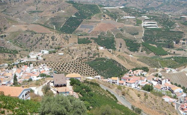 Vista de Iznate en el descenso desde la Loma de Barcos.