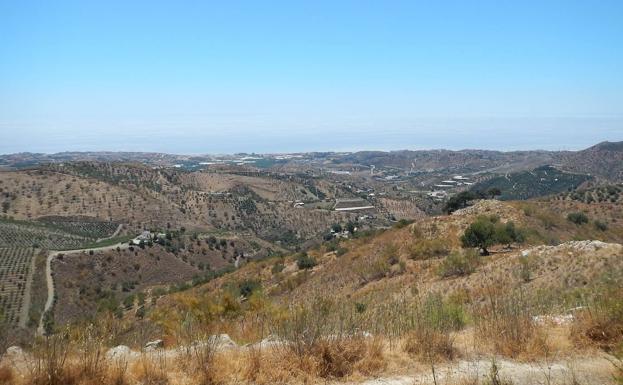 Imagen principal - Arriba, el paisaje es fundamentalmente agrícola. Abajo, el camino discurre entre lomas y cerros, aunque existen, en algunos casos, subidas muy pronunciadas, y, a la derecha, vértice geodésico de la Loma de Barcos.