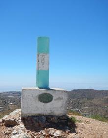 Imagen secundaria 2 - Arriba, el paisaje es fundamentalmente agrícola. Abajo, el camino discurre entre lomas y cerros, aunque existen, en algunos casos, subidas muy pronunciadas, y, a la derecha, vértice geodésico de la Loma de Barcos.