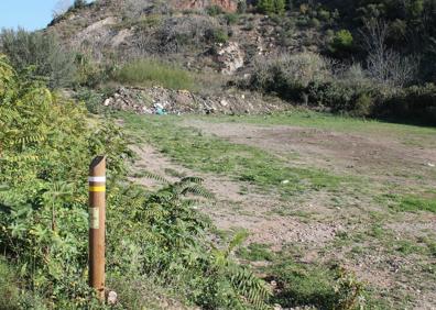 Imagen secundaria 1 - Arriba, inicio de la ruta junto al Peñón del Cuervo. Abajo, a la izquierda, tramo que va en paralelo al arroyo del Judío, y, a la derecha, señal que confirma el recorrido en el Camino de Totalán.