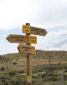 Imagen secundaria 2 - Arriba, en este punto comienza el ascenso. Abajo, aunque la ruta no es compleja, hay que estar muy atentos a las indicaciones, y, a la derecha, encrucijada de caminos.