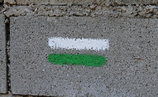 Estas franjas blanca y verde corresponden a la señalética de este sendero.