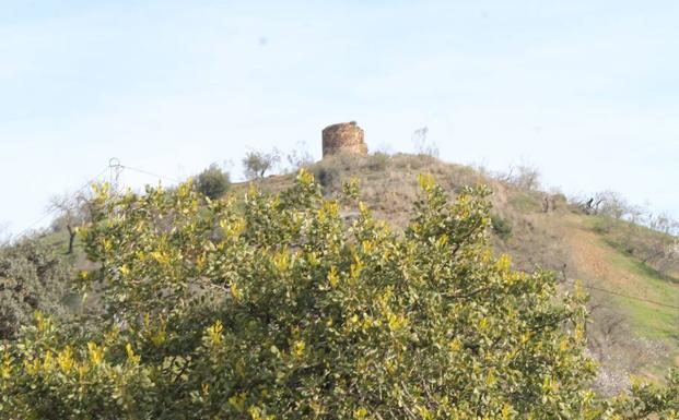 Imagen principal - Arriba, la torre de los Verdiales se ve un kilómetro antes de llegar a ella. Abajo, esta torre fue construida en el período andalusí, y, a la derecha, al fondo se atisba la conocida como ermita de los Verdiales.