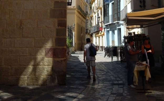 Imagen principal - Arriba, Calle San Agustín. Abajo, Catedral de Málaga, y, a la derecha, señalética oficial de esta ruta jacobea.