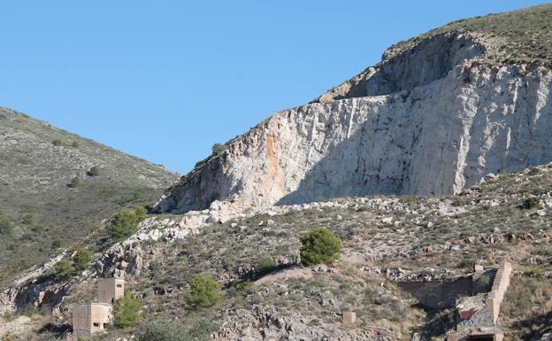 Imagen principal - Arriba, cantera de Torremolinos. Abajo, punto por el que se sale de la carretera para empezar a subir por sendas, y, a la derecha, en algunas zonas del recorrido, puntos azules indican el camino.