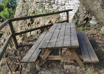 Imagen secundaria 1 - Arriba, indicaciones para la segunda chorrera. Abajo, mesa y bancos habilitados junto al primer salto de agua, y, a la derecha, vistas panorámicas desde lo que hace siglos fue el poblado de Balastar