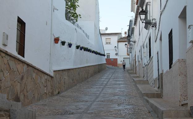 Imagen principal - Arriba, calle por la que se sube a las inmediaciones de la iglesia. Abajo, castillo de la Peña de Ardales, y, a la derecha, camino de la Castaña.