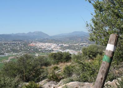 Imagen secundaria 1 - Arriba, casi todo el recorrido discurre por estrechos senderos de tierra o rocosos. Abajo, al fondo, Coín, y, a la derecha, vértice geodésico de Sierra Gorda