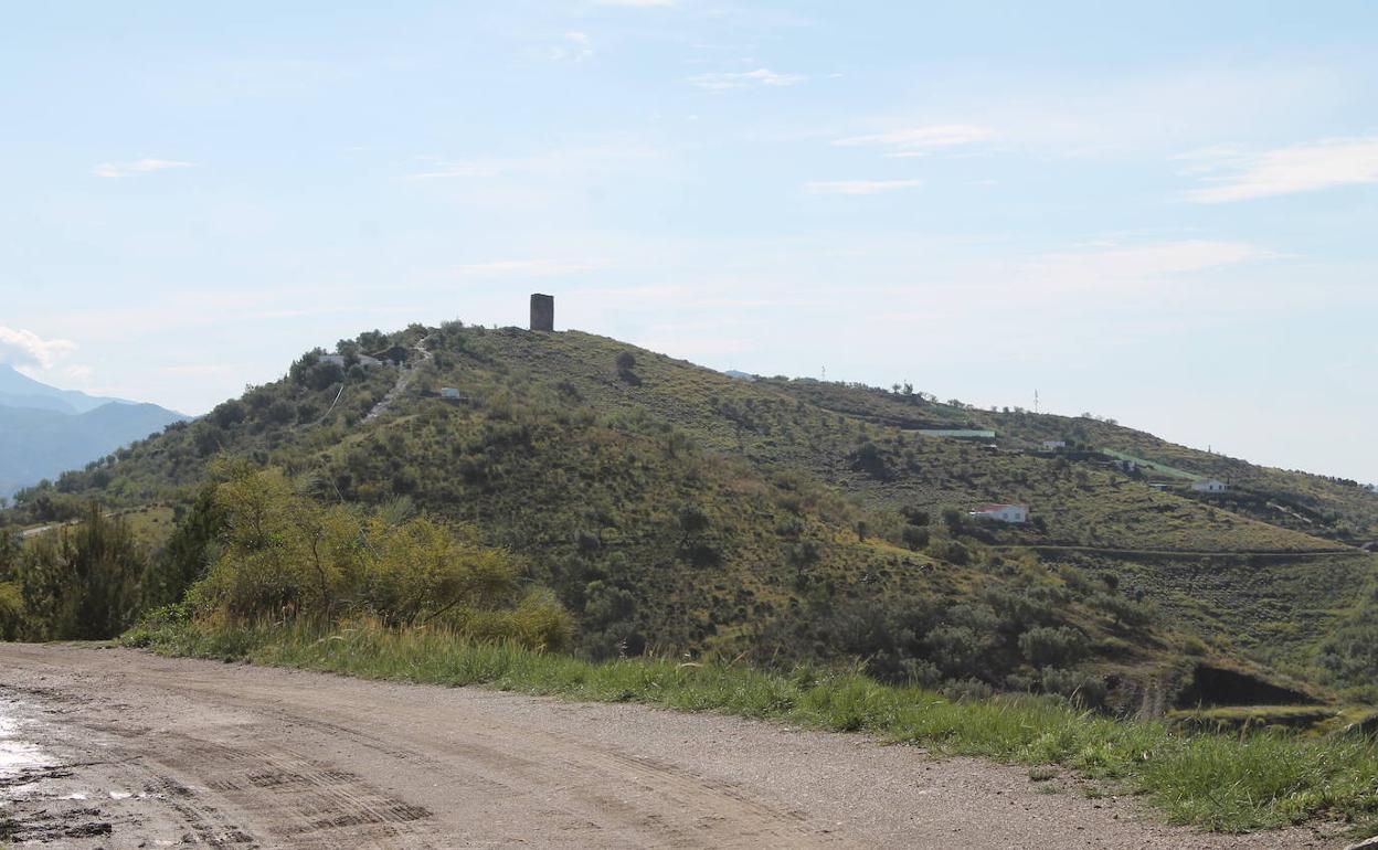 La Atalaya se ve desde buena parte del camino