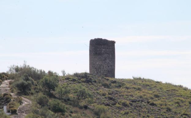 Imagen principal - Arriba, conocida como La Atalaya, tiene una altura de 9,5 metros. Abajo, la torre está en el punto más elevado de esta ruta, y, a la derecha, el pantano de La Viñuela y, al fondo, el pueblo de Periana