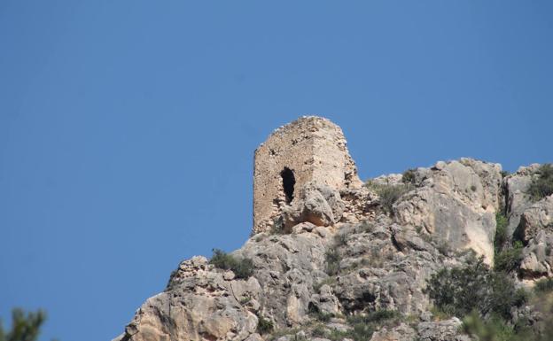 Una de las torres que queda en pie del castillo del Turón