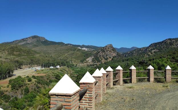 Imagen principal - Arriba, hay vistas panorámicas a buena parte del término municipal de Benahavís. Abajo, por ese camino se asciende, en la última parte de la ruta, hasta el llano de la ermita, y a la derecha, a primera hora de la mañana, el camino se puede hacer por la sombra