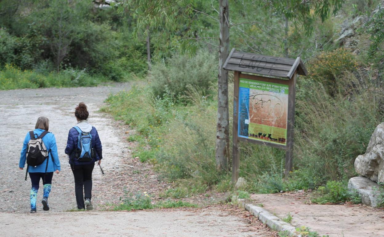 La ruta comienza en la parte alta de la urbanización Sierra Blanca