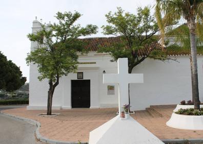 Imagen secundaria 1 - Arriba, cartel informativo de este sendero homologado. Abajo, el antiguo Convento de Nuestra Señora de las Nieves está junto al punto de partida, y a la derecha, en la segunda mitad del camino, el carril es ancho y cómodo.