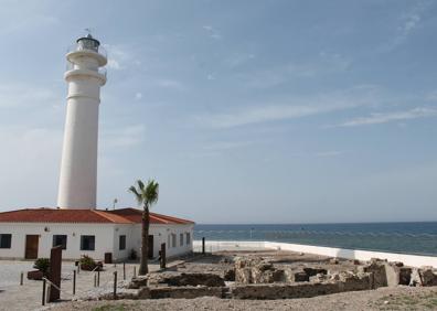 Imagen secundaria 1 - Arriba, mirador del Faro de Torrox. Abajo, faro de Torrox y yacimiento Romano de Caviclum, y a la derecha, enlace con la cuarta etapa de la Gran Senda de Málaga