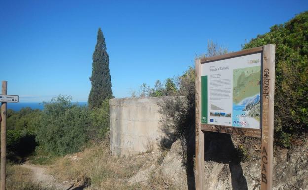Imagen principal - Arriba, cartel y señal que indican el camino a seguir. Abajo, sendero que conecta con el carril que baja hasta la playa del Cañuelo y a la derecha, vista panorámica de la playa del Cañuelo y la Torre del Pino.