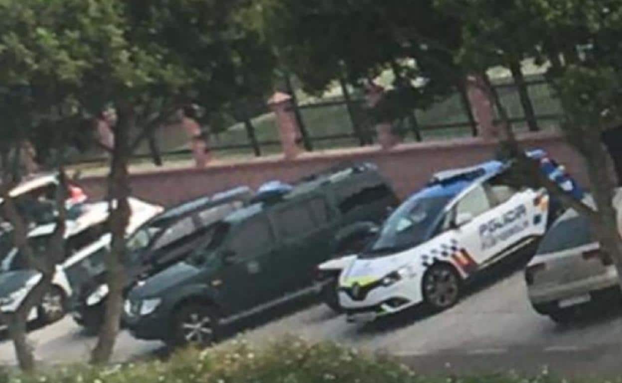 Un vehículo de los GAR, junto a uno de la Policía Local de Fuengirola, durante el operativo. 