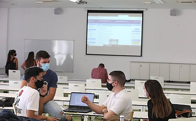 La clase se emite en directo por el campus virtual de la UMA para la mitad del grupo que se queda en casa. 