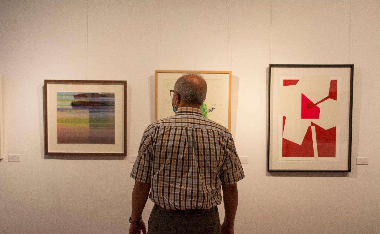 Un visitante en la exposición 'El Estudio de Ignacio del Río'.