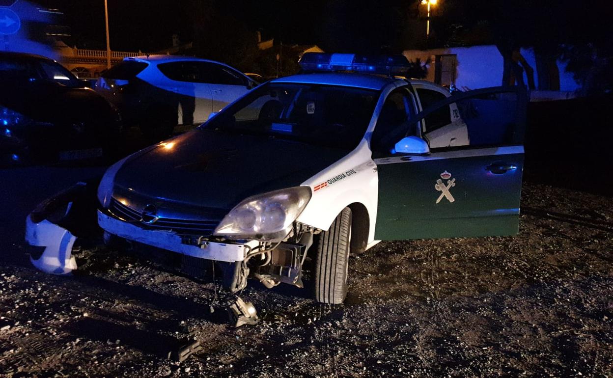 Así quedó el coche de la Guardia Civil. 