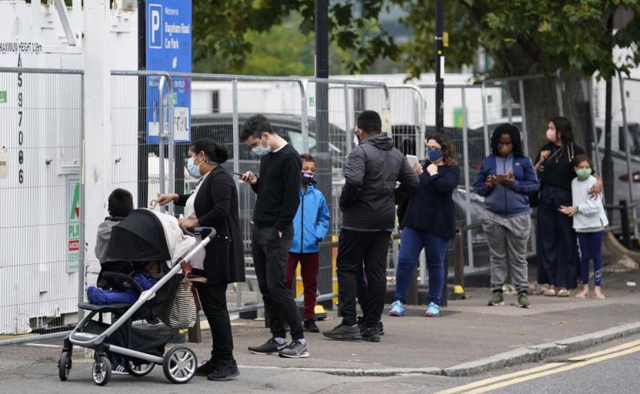 Gente haciendo cola para una PCR en Londres (Reino Unido) 