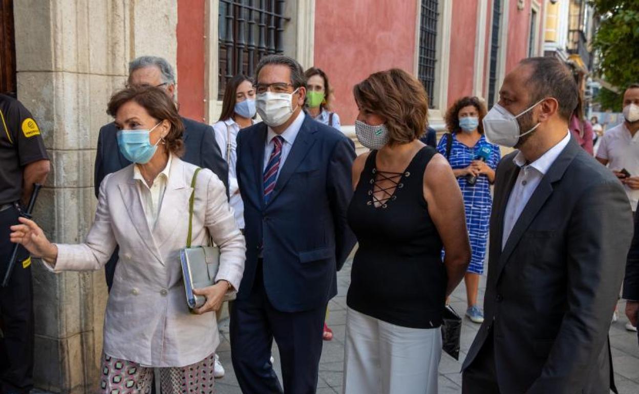 Susana Díaz, a su llegada la conferencia junto a Carmen Calvo. 