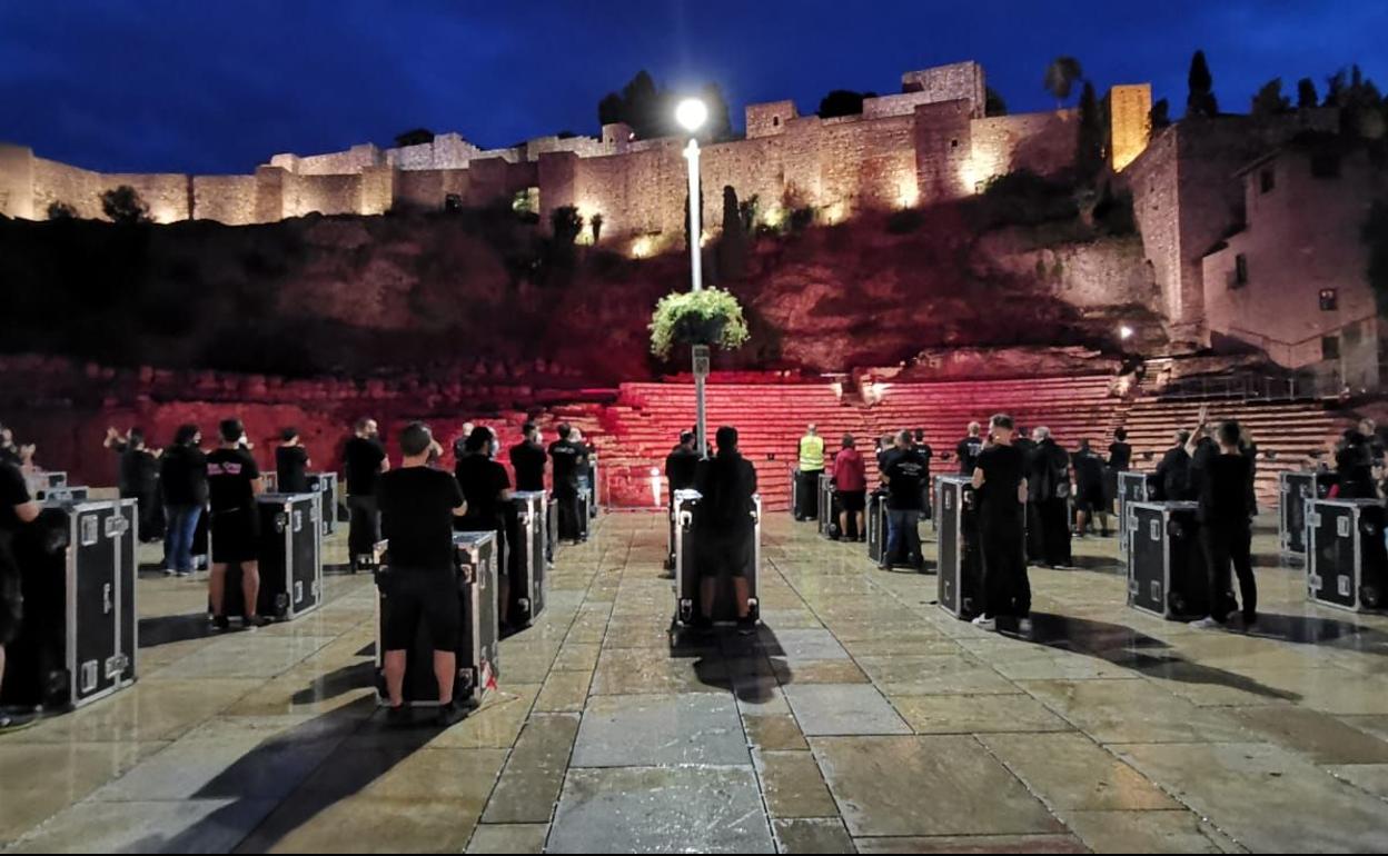 Los pipas tiñen de rojo el Teatro Romano. 
