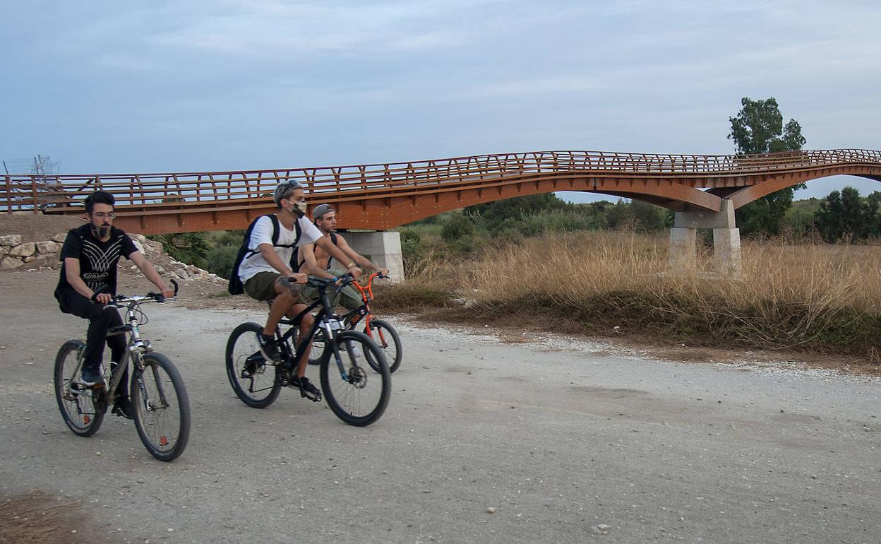 Los ciclistas han reclamado por pasar por la pasarela y el Consistorio ha accedido finalmente a que lo hagan a una velocidad limitada. 