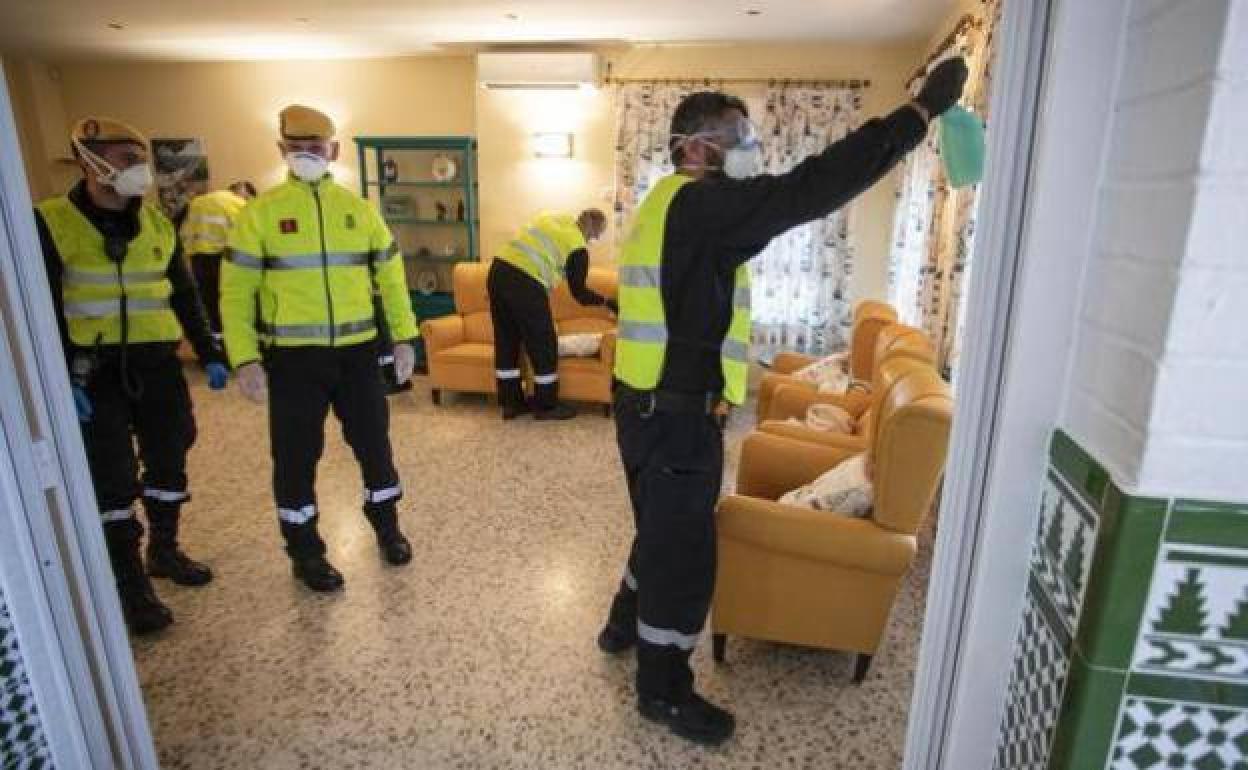 El ejército desinfecta una residencia de ancianos 