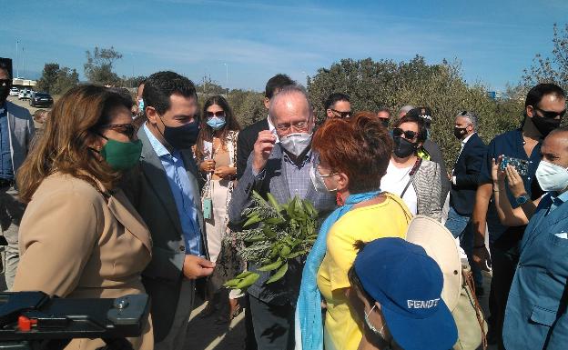 Vecinos invitaron ayer a Juanma Moreno a visitar la zona donde está prevista la depuadora. 