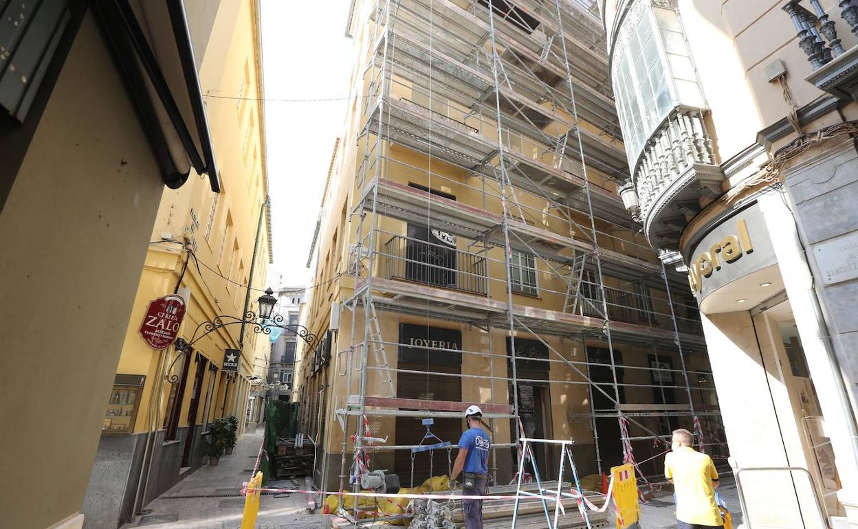 La constructora MCO realiza las obras en la calle Santa María. 